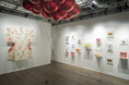 照屋勇賢個展「NEVER END」が「Gallery & Restaurant 舞台裏」で11月16日 (土) より開催中。沖縄の歴史や社会情勢がテーマのインスタレーション展示