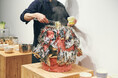 桑田卓郎+く「窯上げうどん」をGallery & Restaurant 舞台裏(麻布台ヒルズ)にて2025年1月25日(土)より開催中。アーティストの作品で食事ができるイベントも