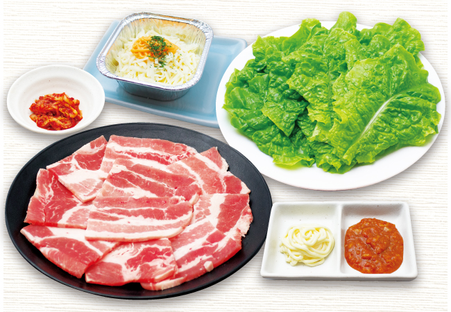 豚カルビ(豚)、キムチ・サンチュ(菜)、マヨネーズ(玉子)等による「豚で菜玉(とんでさいたま)セット」