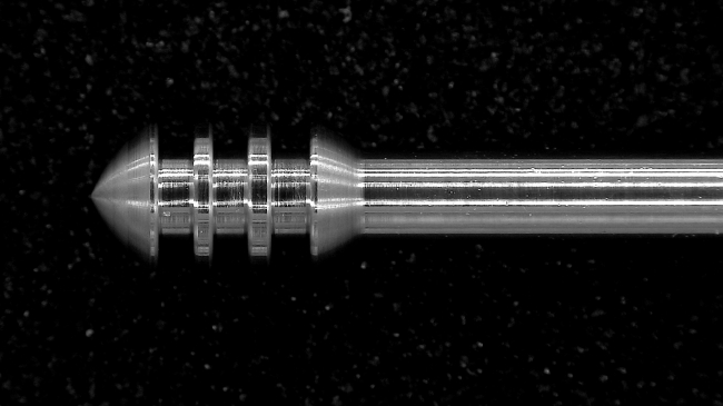 ミクロン単位の切削技術が滑らかなかき心地を実現。写真は顕微鏡を用いて撮影。