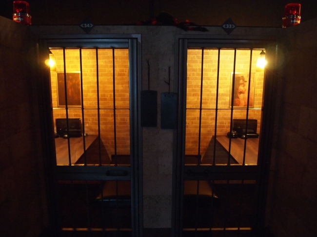 鉄格子に囲まれた監獄個室