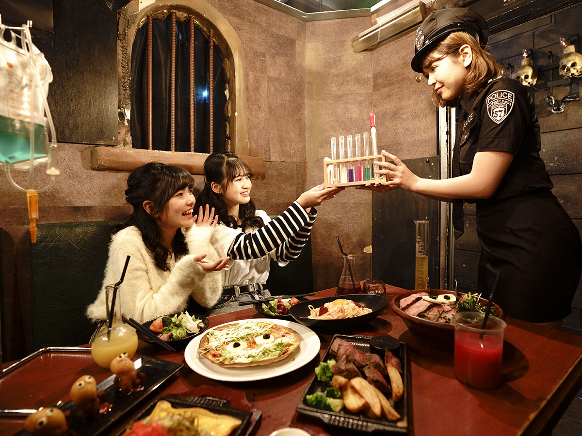 監獄レストラン をギュッと詰め込んだ土日限定のランチプラン 1 650円 あれば ビーカードリンクと人気メニュー モンスターショーまで ロックアップのぜんぶが楽しめる 株式会社パートナーズダイニングのプレスリリース