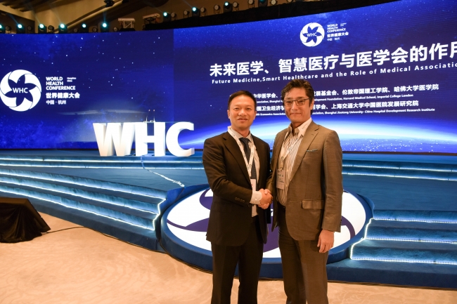 中国・杭州市「世界健康大会」会場にて SSTK・CEOの周氏とメディシンク・八村