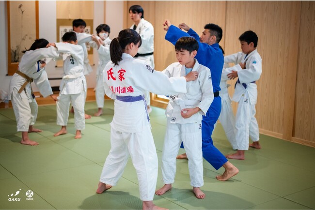 道場に通う小学生たちとeスポーツ大会出場している小学生たちが一緒に柔道を体験