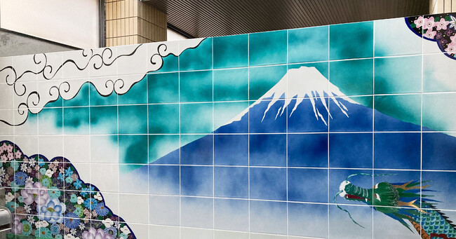 職人の手でひとつひとつ描かれた九谷焼タイル 職人の手でひとつひとつ描かれた九谷焼タイル