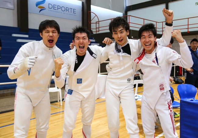 決勝直後、歓喜に湧く男子エペ日本代表メンバー