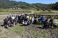 【開催レポート】実りを迎えた田んぼで稲刈りを体験。ゆうきやが長野県佐久市で「農薬不使用・生きもの田んぼの稲刈り体験 2026」を開催！