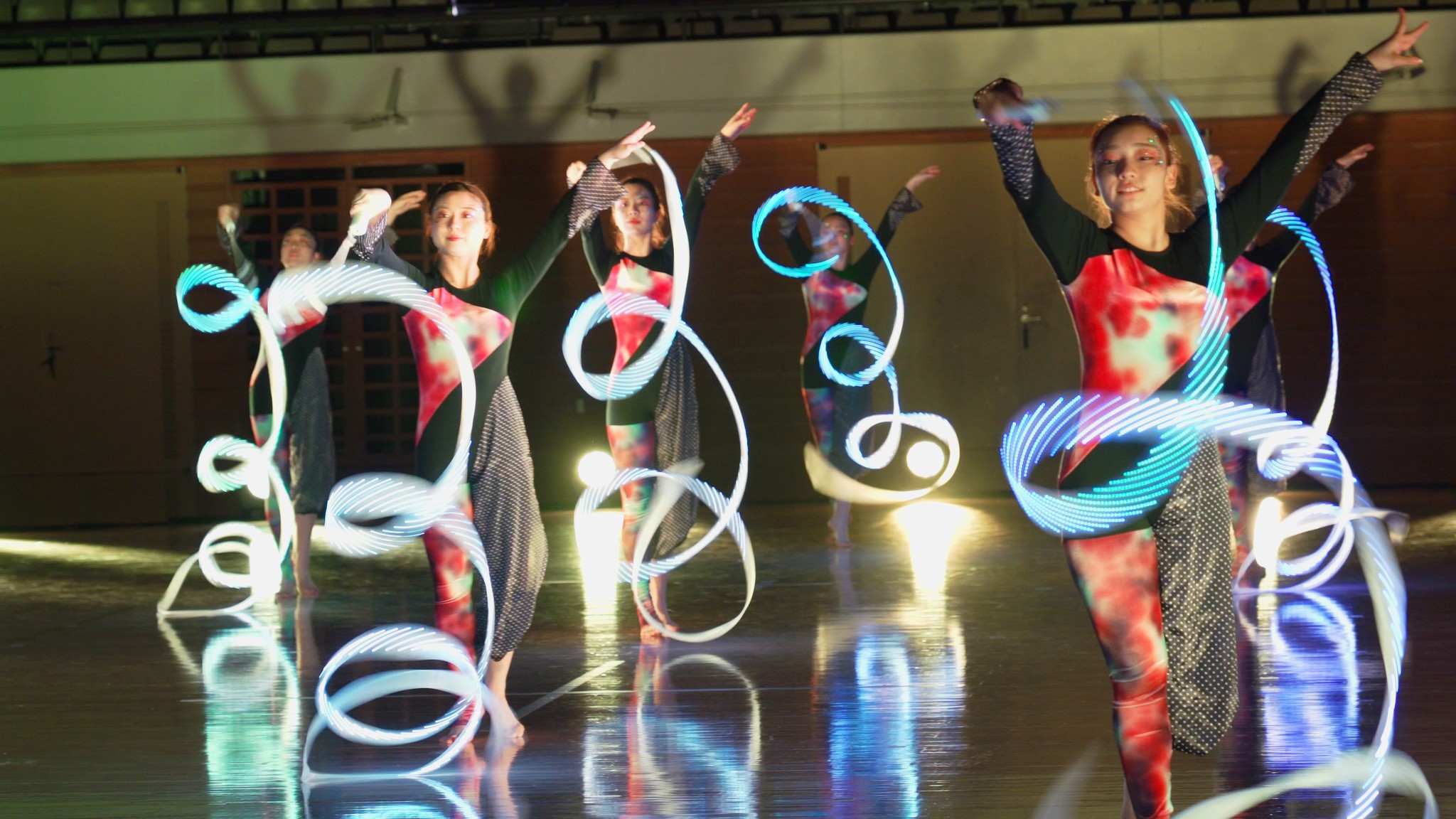 エムプラスプラス、波打つ光が有機的な軌跡を描く新プロダクト“WAVING LED RIBBON”を開発。|エムプラスプラスのプレスリリース