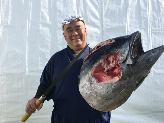 まぐろや黒銀の代表後藤さん。20キロはあるというまぐろの頭を軽々と！