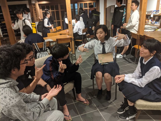 島唯一の公立塾「隠岐國学習センター」に集まり話し合う 隠岐島前高の生徒たち