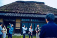 世界14カ国75名が文化財「北條家住宅」に出資し、佐渡の茅葺屋根、野草摘み、墓所掃除へ