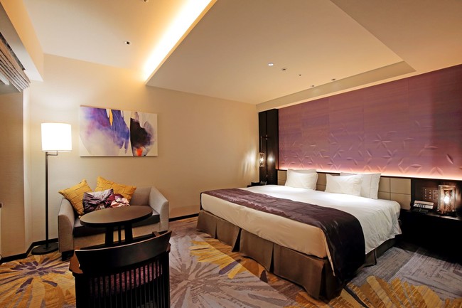 京の色を組細工のように合わせたしつらえの ホテル最上階に位置するプレミアムフロアの客室