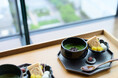 冬の青空を眺めながら味わう、香り豊かな抹茶ぜんざい。天空の茶室で余白を愉しむ時間を／ザ ロイヤルパークホテル アイコニック 名古屋