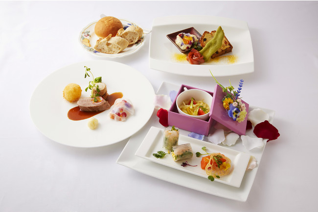 プレートの上で花畑や庭園を演出したガーデンネックレス横浜2022ランチ プレートの上で花畑や庭園を演出したガーデンネックレス横浜2022ランチ
