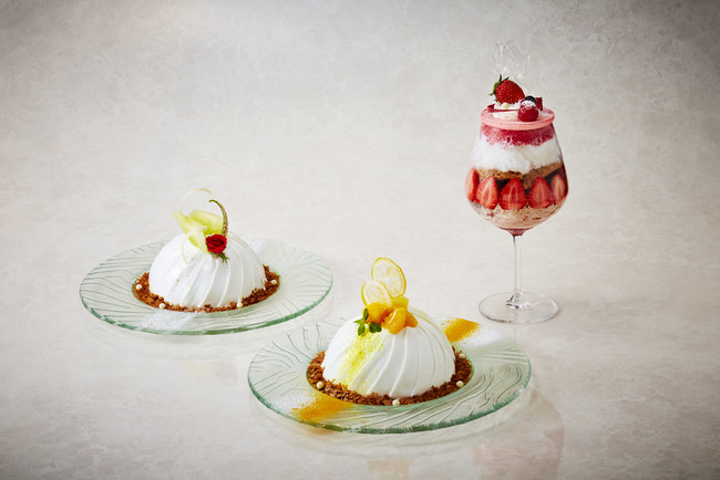 「スノードームケーキ」　“ミルクメロン”（左）、”レモン”（中央）、「スノーパフェ」　”ストロベリー”（右）