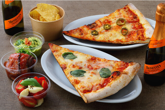 ピッツァ、チキン、カプレーゼなどのオードブルとドリンクのセット ピッツァ、チキン、カプレーゼなどのオードブルとドリンクのセット