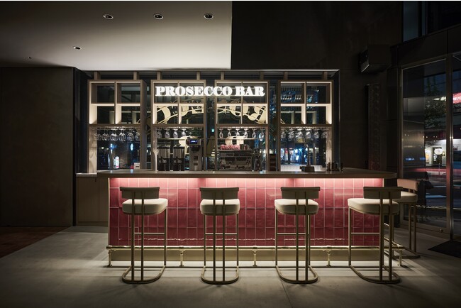 『PROSECCO BAR』(1F) 席数：5 席＋スタンディング 営業時間　11：00 - 23：00(LO22：30)