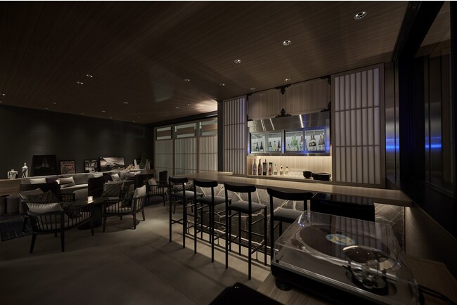 『『OMIKI BAR』（２F） 席数：　16 席＋カウンター4席 営業時間：月～土　17：00 - 28：00　日・祝　17：00 - 22：00