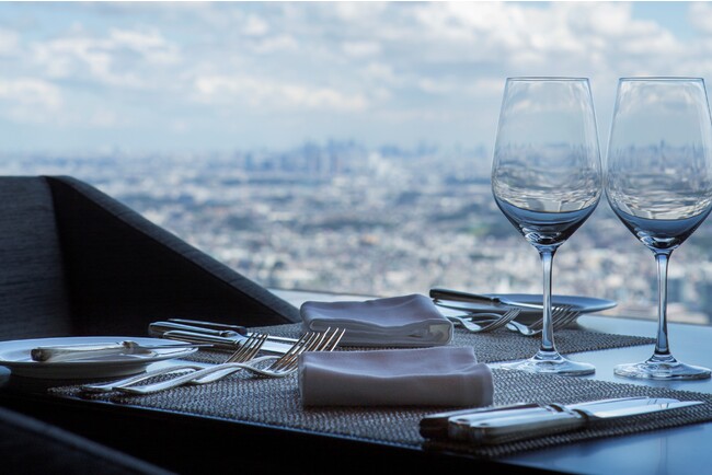 70階 スカイラウンジ「シリウス」では絶景を望みながら食事を楽しめます