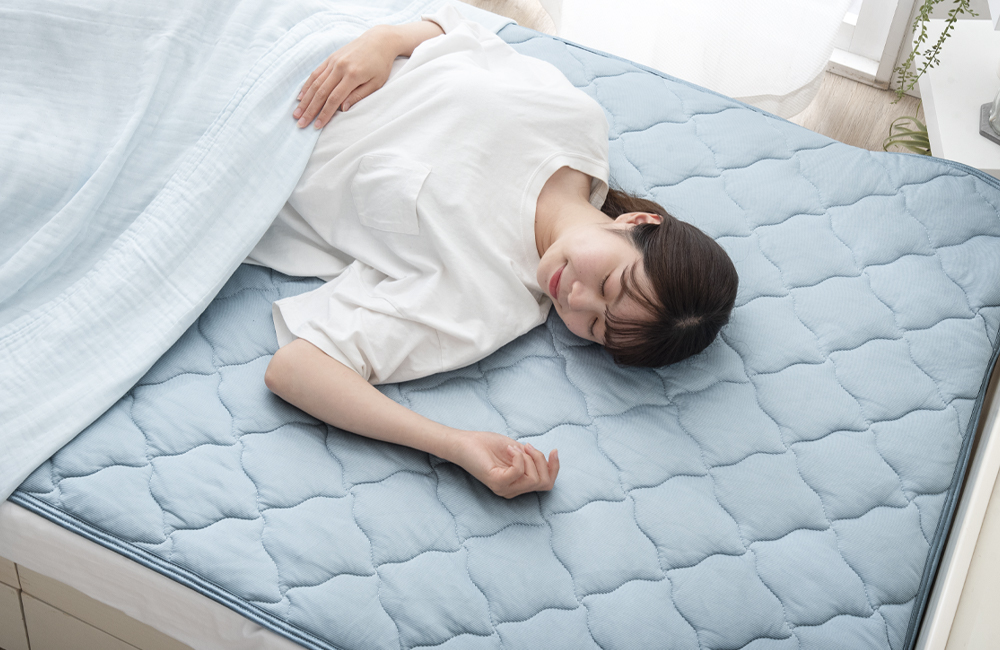 夏の夜を快適する睡眠アイテムが続々と登場！ひんやり寝具から