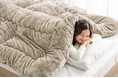 ２年で２万枚突破 「もはや、こたつ。発熱掛け布団」に“極暖”モデルダブルの発熱効果アップで、こたつレベルの暖かさを寝室に再現