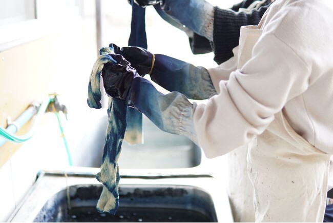 藍染過程の色の変化をお楽しみください