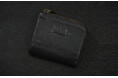 ブライドルレザーのなかでも至高の逸品【オークバーク】を採用。1アクションで開閉!多収納コンパクトウォレット「BRIGHTON Oak Bark Bridle L-zip Bi fold wallet」