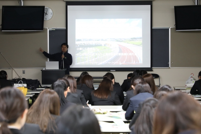 これから保育士になろうとする養成校の生徒へ仕事のすばらしさを伝える活動も行っています