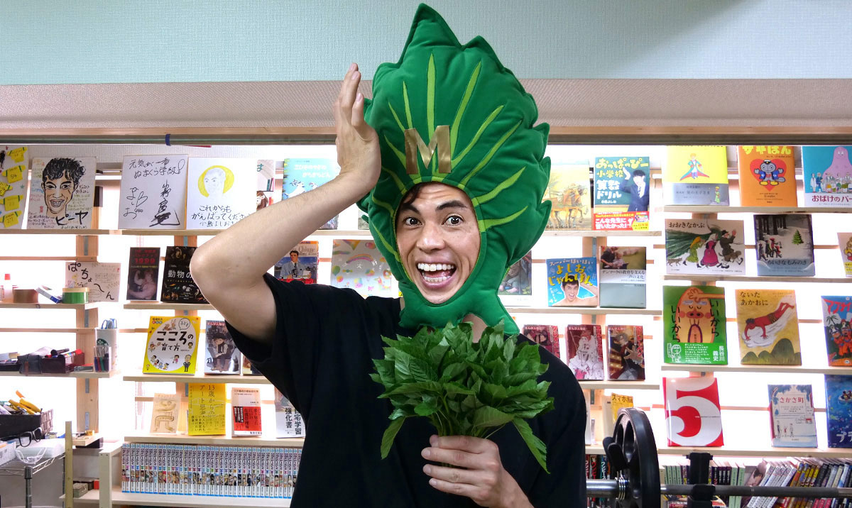 入隊基準は モロヘイヤ愛があるかどうか お笑いタレント 小島よしおさんが モロヘイヤ応援隊 に入隊 隊員番号は 沖縄001 株式会社 青粒のプレスリリース