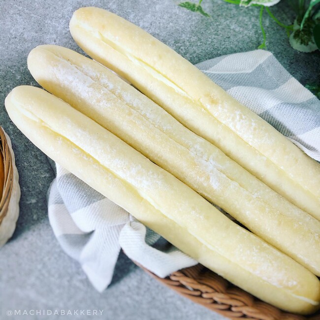 ソフトフランスにたっぷりクリームを挟み込んだミルクフランス（税込237円）