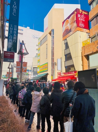 オープン初日2月1日（土）の行列風景