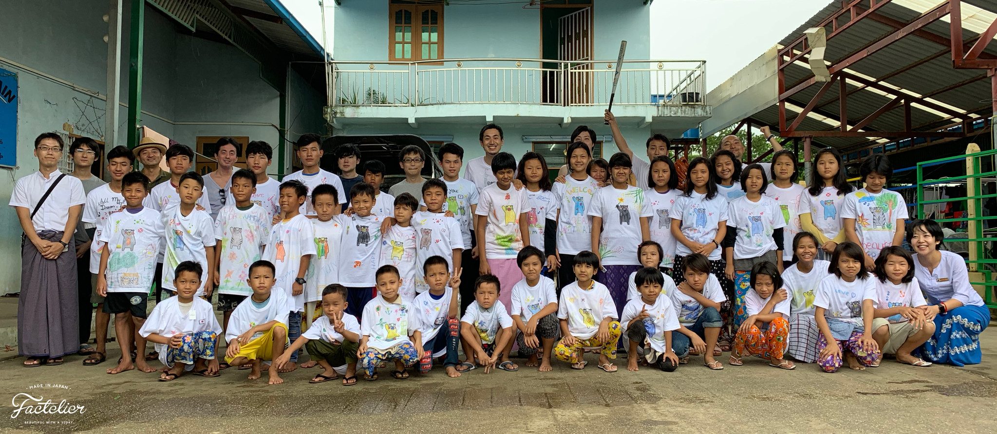 ミャンマーの子供たちが くまモンのぬりえtシャツ にぬりえ 熊本地震の復興で笑顔を届けたプロジェクトが 海を渡って希望を届ける Factelier ファクトリエ のプレスリリース