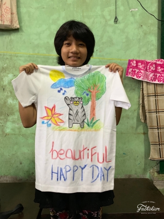 ミャンマーの子供たちが くまモンのぬりえtシャツ にぬりえ 熊本地震の復興で笑顔を届けたプロジェクトが 海を渡って希望を届ける Factelier ファクトリエ のプレスリリース