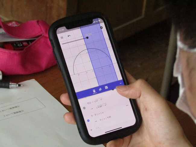 BYOD導入によるスマートフォンを活用した授業の様子（神奈川県立秦野高等学校にて撮影）