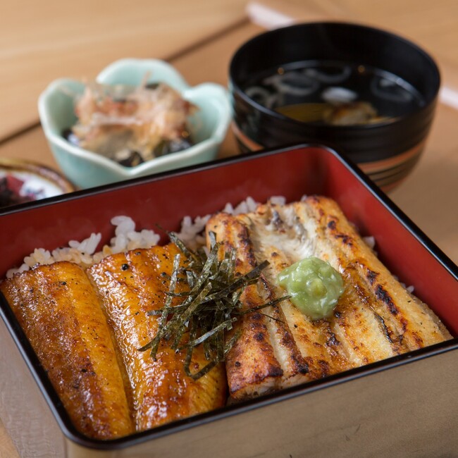 白焼きとタレ焼き両方が楽しめる「紅白うな重」2,780円