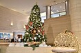 まるで豪華客船!ロビーの水面にクリスマスツリーが登場 “ポートピア クリスマスクルーズ”へようこそ!