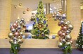 ロビーの水面にクリスマスツリーが登場!レインボーリボンで飾る、ゲスト参加型のチャリティーツリーも