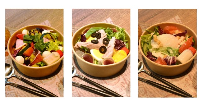 （左から）グリル野菜のカプレーゼ風サラダ、彩り野菜とまぐろの ニース風サラダ、若鶏と温度玉子の シーザーサラダ