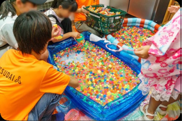 夏祭り(スーパーボールすくい)の様子 夏祭り(スーパーボールすくい)の様子