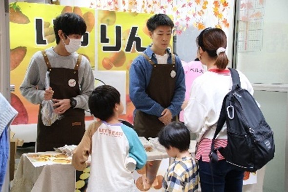 お客さまに商品説明をしている様子 お客さまに商品説明をしている様子