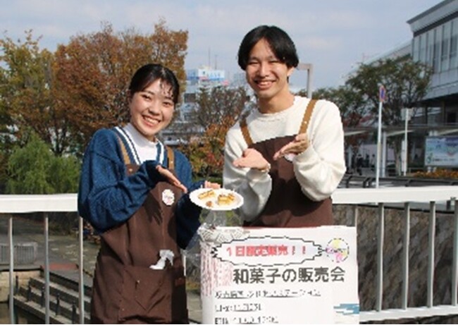 商店街前で声かけをする様子 商店街前で声かけをする様子