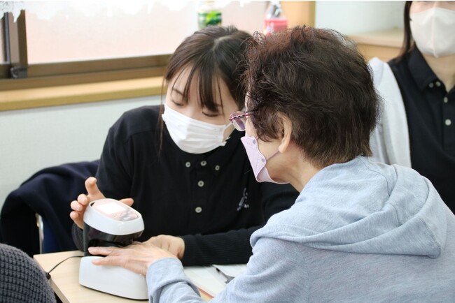 ヘモグロビン値の測定の様子