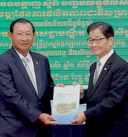 チョム・プラシット・カンボジア工業手工芸大臣に「カンボジア国家生産性基本計画2020‐2030」を手渡すサンティ・カノクタナポーン・APO事務局長