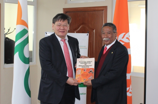 ヤマーランズ・エルヘムバヤル・モンゴル国APO理事（写真左）にAPOの報告書を渡すAKP・モクタン・APO事務局長