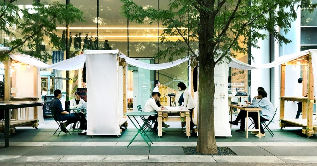 2019年秋に日建設計東京本社前で開催した社会実験の様子。周辺の店舗が飲食ブースを出店するなど、3週間の賑わいの場をつくりだした。