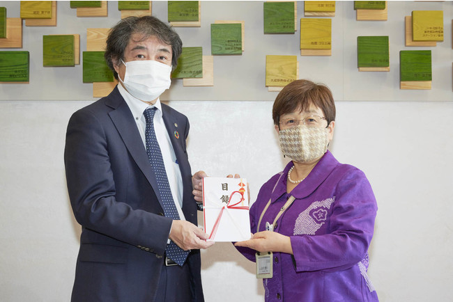 当社執行役員 太田伸司(左)と東京都看護協会 山元恵子会長(右)