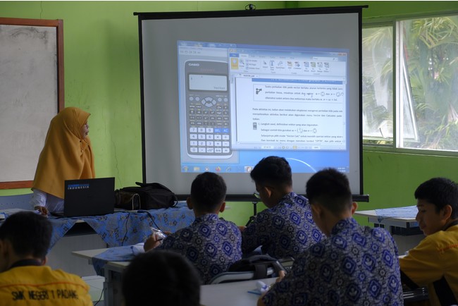 関数電卓を活用した授業の様子（インドネシア・西スマトラ州）