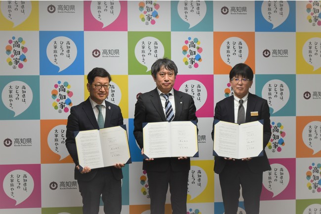 締結式の模様 左:濱田 省司(高知県知事) 中央:樫尾 隆司(カシオ計算機株式会社 専務執行役員 営業本部長) 右:長岡 幹泰(高知県教育長) 締結式の模様 左:濱田 省司(高知県知事) 中央:樫尾 隆司(カシオ計算機株式会社 専務執行役員 営業本部長) 右:長岡 幹泰(高知県教育長)