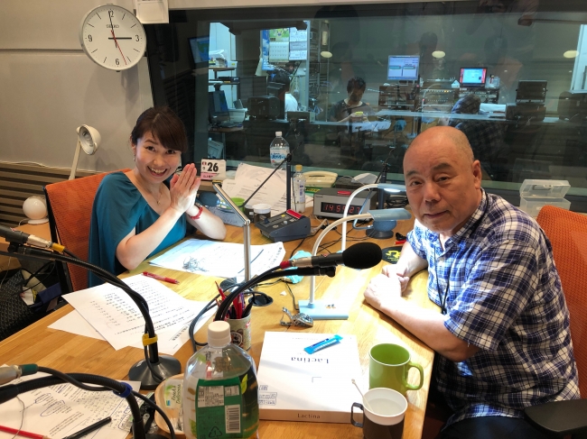 ＡＢＣラジオスタジオにて、桑原征平（右）・小川恵理子（左）