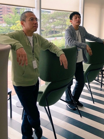 ライブ会場を念入りに下見する三代澤康司アナ（左）、山田雅人（右）